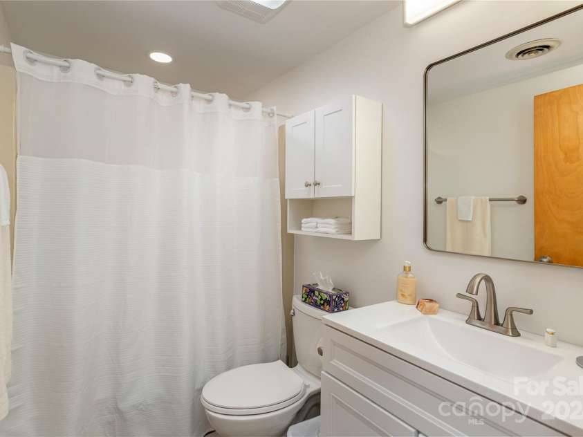 49 Lake Drive, Hendersonville, NC 28739.  MLS# CAR4204095, YatesRealty ID 3149. Primary Bathroom