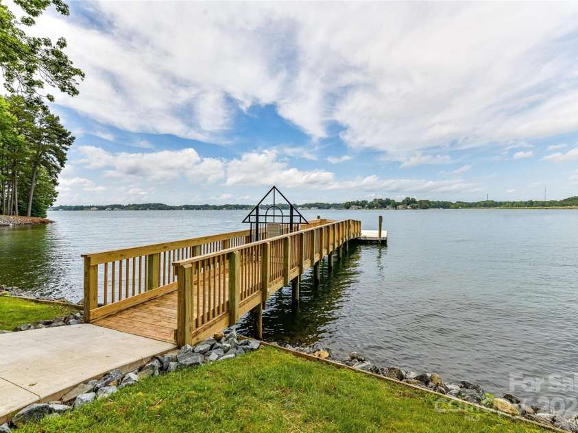 303 Northwest Drive, Davidson, NC 28036.  MLS# CAR4267438, YatesRealty ID 31490. Community Day Dock!