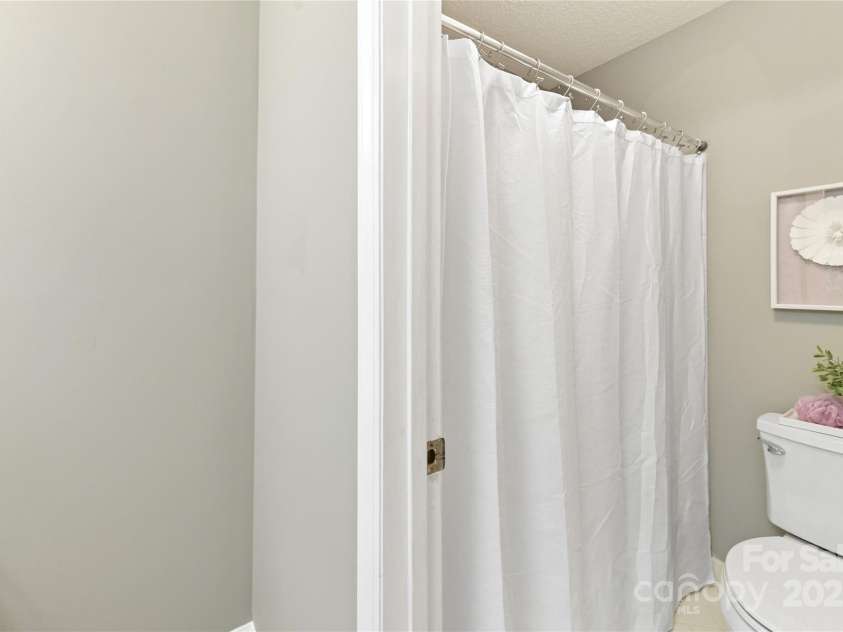 303 Northwest Drive, Davidson, NC 28036.  MLS# CAR4267438, YatesRealty ID 31490. Primary Bath with tub/shower!