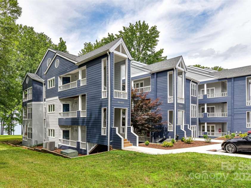 303 Northwest Drive, Davidson, NC 28036.  MLS# CAR4267438, YatesRealty ID 31490. Waterfront, 2 Bedroom, 2 Bath, End Unit, Penthouse condo located in the Edgewater complex of desirable Davidson community!