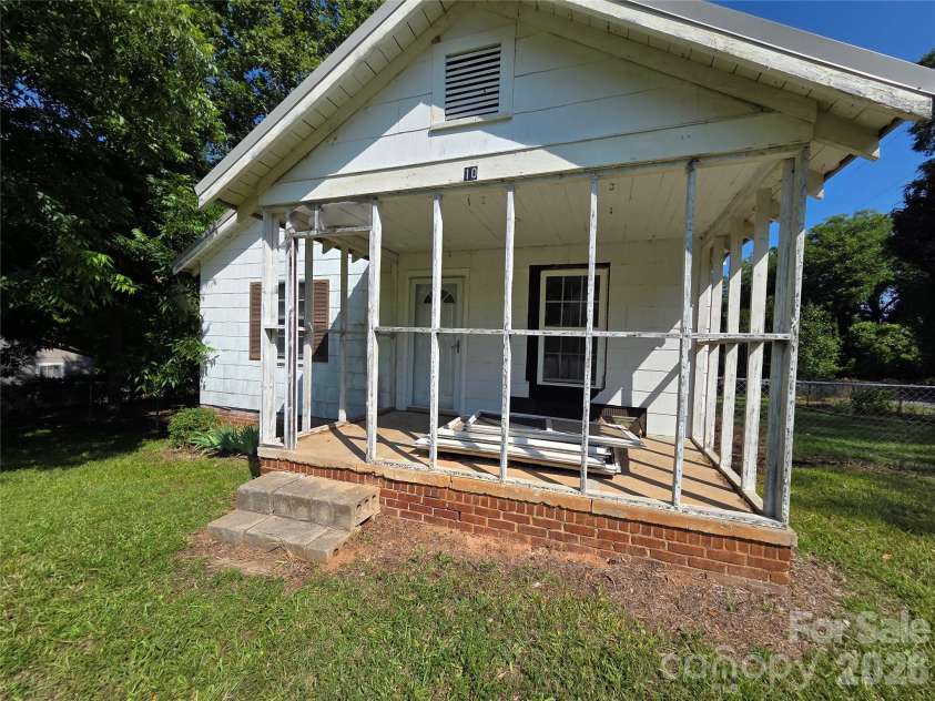 10 Wilson Avenue, Great Falls, SC 29055.  MLS# CAR4391998, YatesRealty ID 31493. 