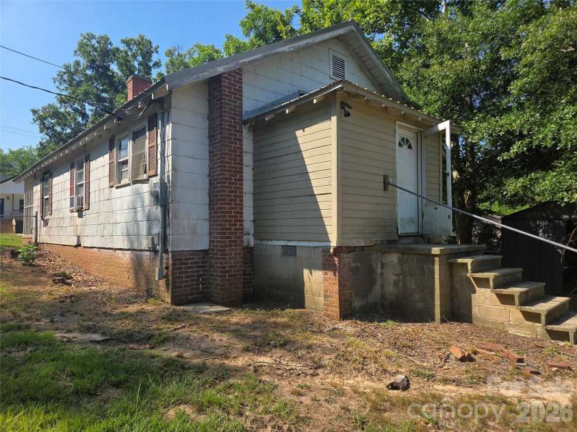 10 Wilson Avenue, Great Falls, SC 29055.  MLS# CAR4391998, YatesRealty ID 31493. 