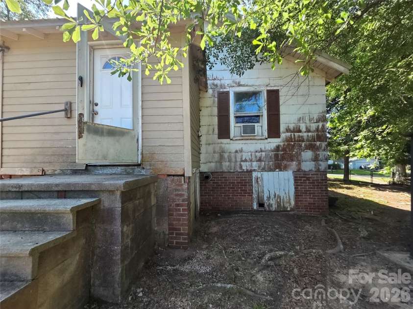 10 Wilson Avenue, Great Falls, SC 29055.  MLS# CAR4391998, YatesRealty ID 31493. 