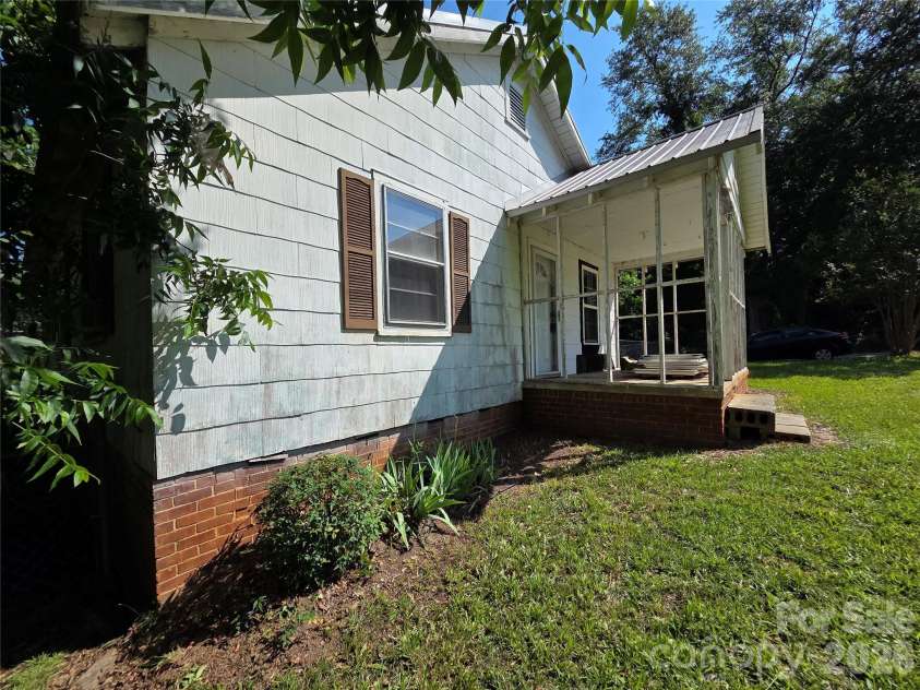 10 Wilson Avenue, Great Falls, SC 29055.  MLS# CAR4391998, YatesRealty ID 31493. 