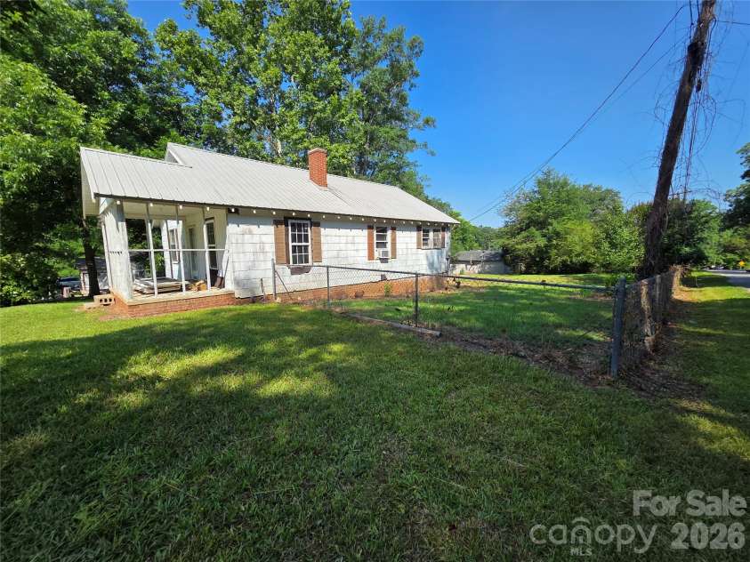 10 Wilson Avenue, Great Falls, SC 29055.  MLS# CAR4391998, YatesRealty ID 31493. 