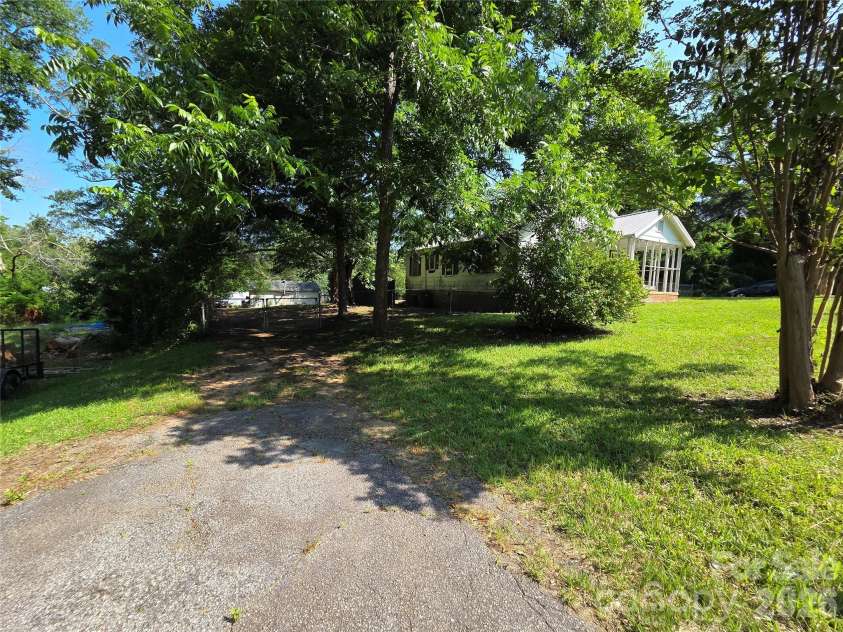 10 Wilson Avenue, Great Falls, SC 29055.  MLS# CAR4391998, YatesRealty ID 31493. 