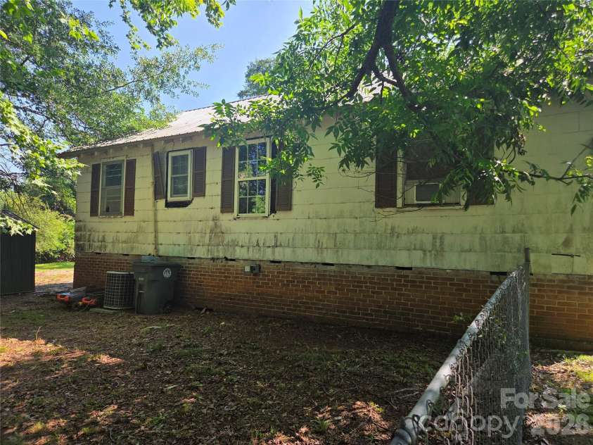 10 Wilson Avenue, Great Falls, SC 29055.  MLS# CAR4391998, YatesRealty ID 31493. 