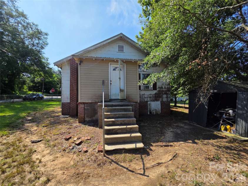 10 Wilson Avenue, Great Falls, SC 29055.  MLS# CAR4391998, YatesRealty ID 31493. 