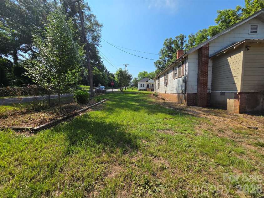 10 Wilson Avenue, Great Falls, SC 29055.  MLS# CAR4391998, YatesRealty ID 31493. 