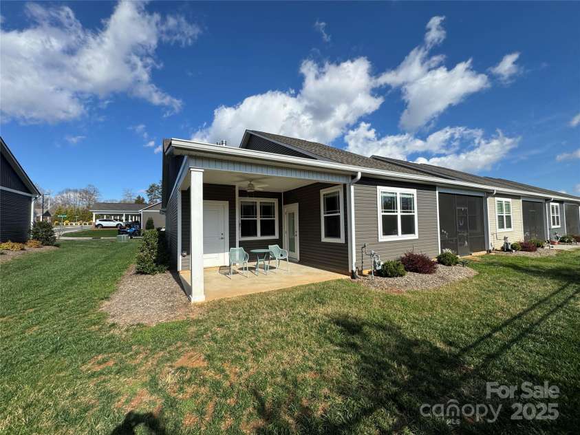 2822 15th Avenue Place, Hickory, NC 28602.  MLS# CAR4320098, YatesRealty ID 3150. 