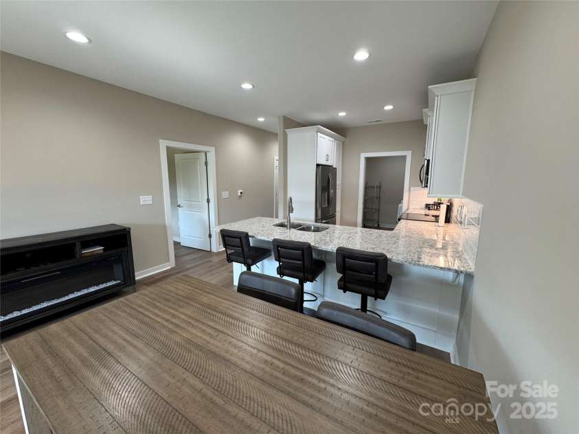 2822 15th Avenue Place, Hickory, NC 28602.  MLS# CAR4320098, YatesRealty ID 3150. Breakfast Bar