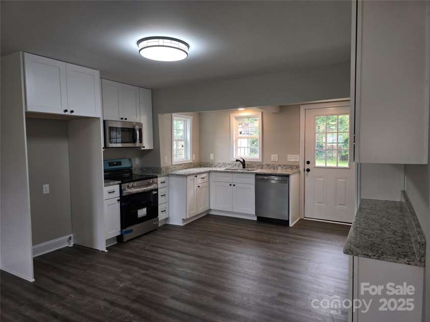 107 21st Street, Kannapolis, NC 28081.  MLS# CAR4290639, YatesRealty ID 31505. Kitchen