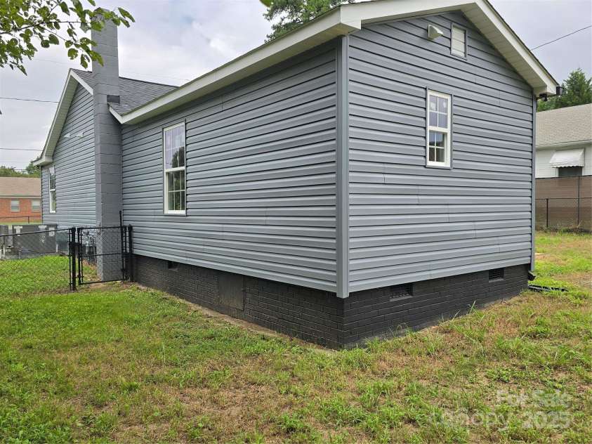 107 21st Street, Kannapolis, NC 28081.  MLS# CAR4290639, YatesRealty ID 31505. Left Rear