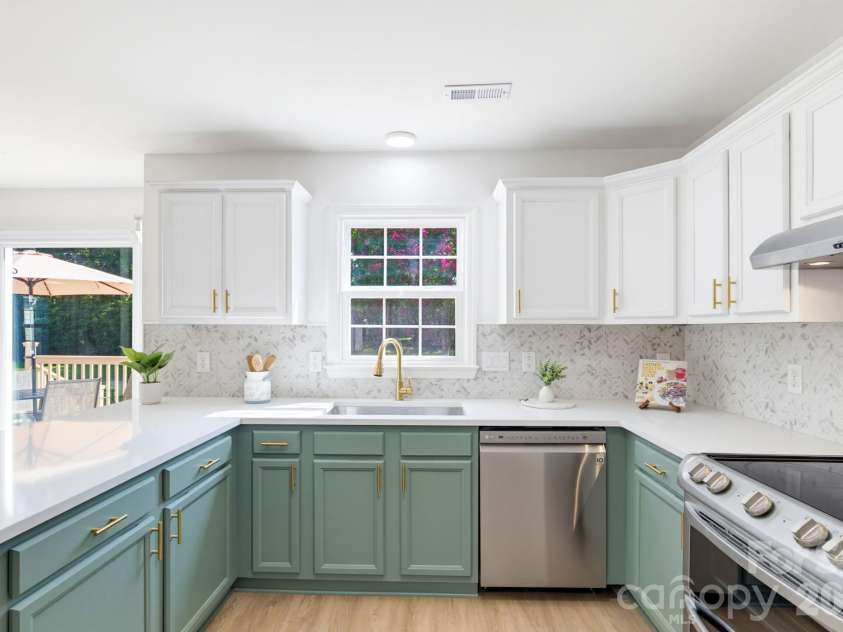 1125 Sunnyview Circle, Matthews, NC 28105.  MLS# CAR4414162, YatesRealty ID 31506. 