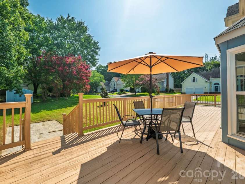 1125 Sunnyview Circle, Matthews, NC 28105.  MLS# CAR4414162, YatesRealty ID 31506. 