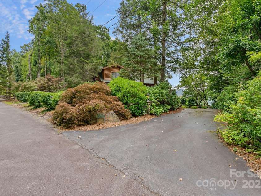 90 Forest Ridge Road, Burnsville, NC 28714.  MLS# CAR4176437, YatesRealty ID 3151. 