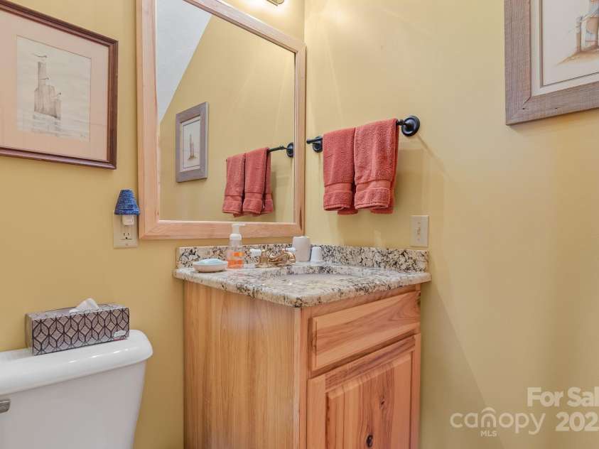 90 Forest Ridge Road, Burnsville, NC 28714.  MLS# CAR4176437, YatesRealty ID 3151. Basement Full Bathroom 