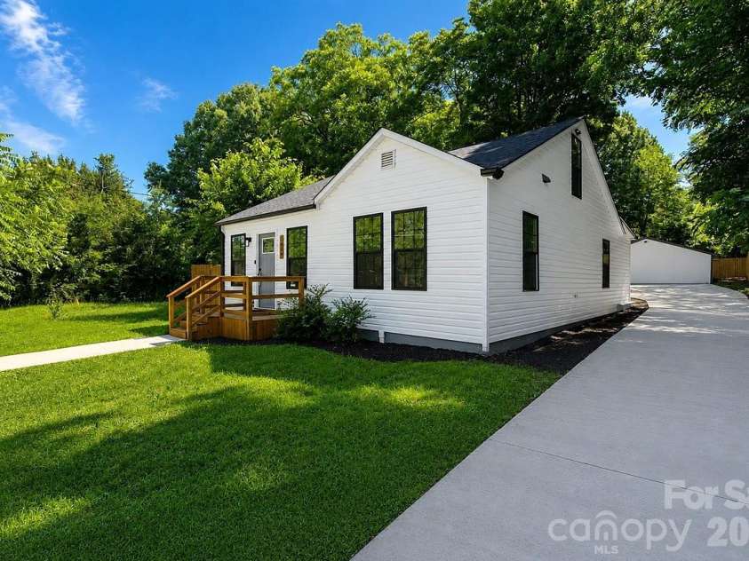 1215 Wilson W Lee Boulevard, Statesville, NC 28677.  MLS# CAR4394986, YatesRealty ID 31510. 