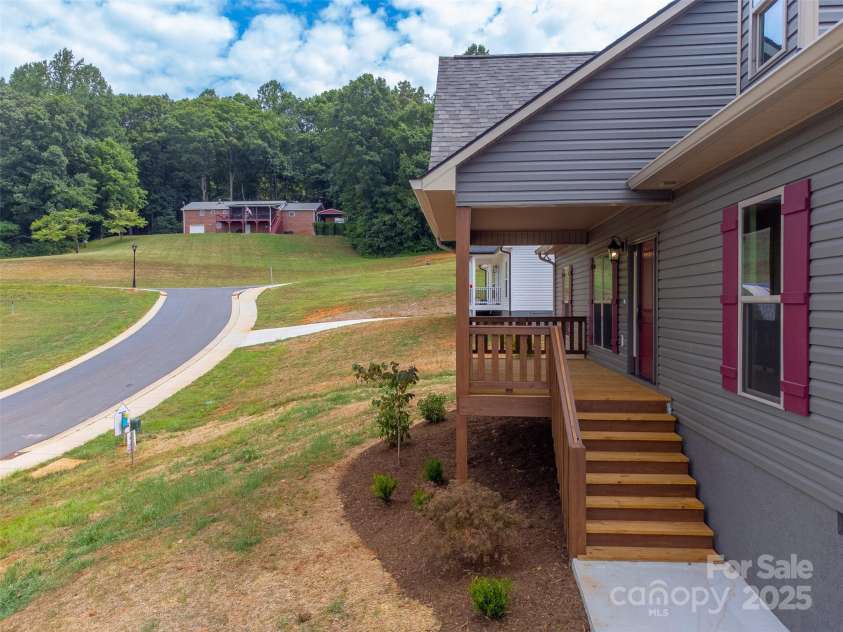 34 Kingston Street, Franklin, NC 28734.  MLS# CAR4286257, YatesRealty ID 31511. 