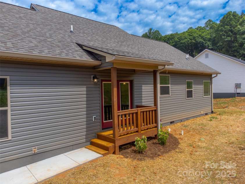 34 Kingston Street, Franklin, NC 28734.  MLS# CAR4286257, YatesRealty ID 31511. 