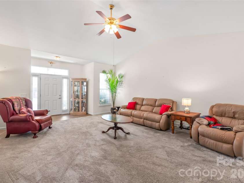 9205 Duckhorn Drive, Charlotte, NC 28277.  MLS# CAR4395320, YatesRealty ID 31517. 