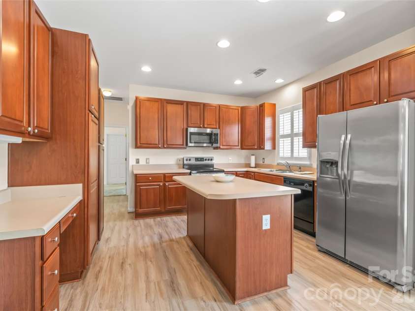 9205 Duckhorn Drive, Charlotte, NC 28277.  MLS# CAR4395320, YatesRealty ID 31517. 