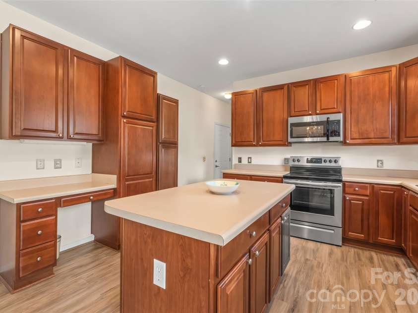 9205 Duckhorn Drive, Charlotte, NC 28277.  MLS# CAR4395320, YatesRealty ID 31517. 