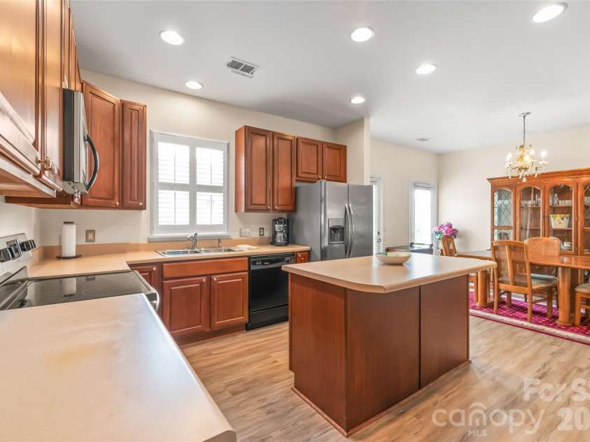 9205 Duckhorn Drive, Charlotte, NC 28277.  MLS# CAR4395320, YatesRealty ID 31517. 