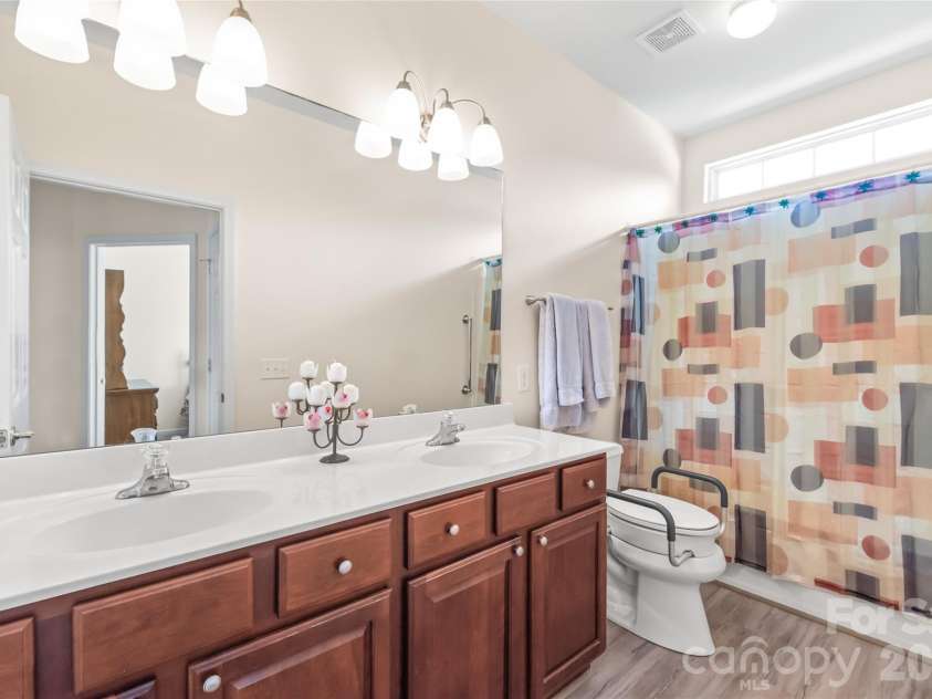 9205 Duckhorn Drive, Charlotte, NC 28277.  MLS# CAR4395320, YatesRealty ID 31517. 