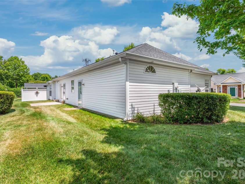 9205 Duckhorn Drive, Charlotte, NC 28277.  MLS# CAR4395320, YatesRealty ID 31517. 