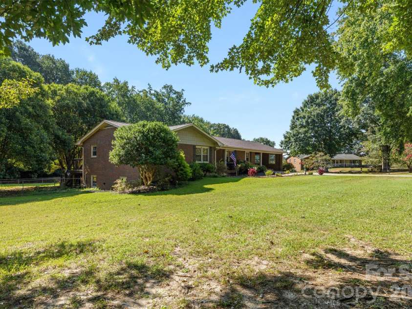 4022 Lynn Circle, Shelby, NC 28152.  MLS# CAR4420992, YatesRealty ID 31523. 