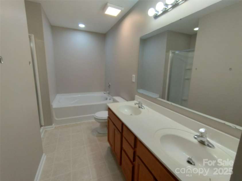 8644 Old Potters Road, Charlotte, NC 28269.  MLS# CAR4290661, YatesRealty ID 31524. Master Bath