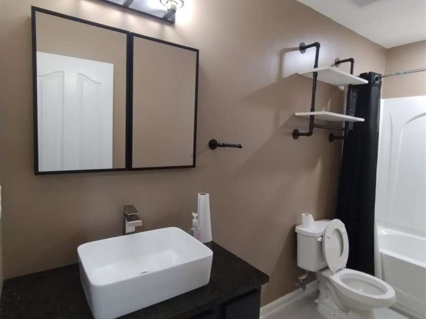 8644 Old Potters Road, Charlotte, NC 28269.  MLS# CAR4290661, YatesRealty ID 31524. Upstairs Bath