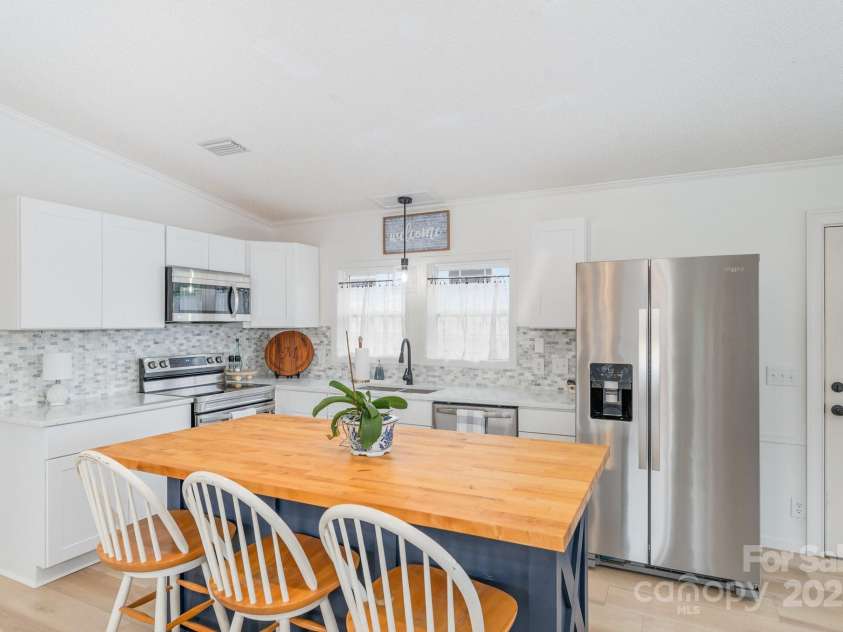 102 Scenic View Lane, New London, NC 28127.  MLS# CAR4289124, YatesRealty ID 31526. 