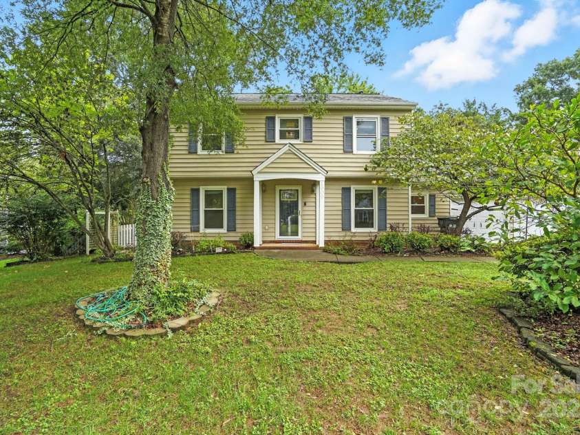 1909 Lawton Bluff Road, Charlotte, NC 28226.  MLS# CAR4291347, YatesRealty ID 31527. 