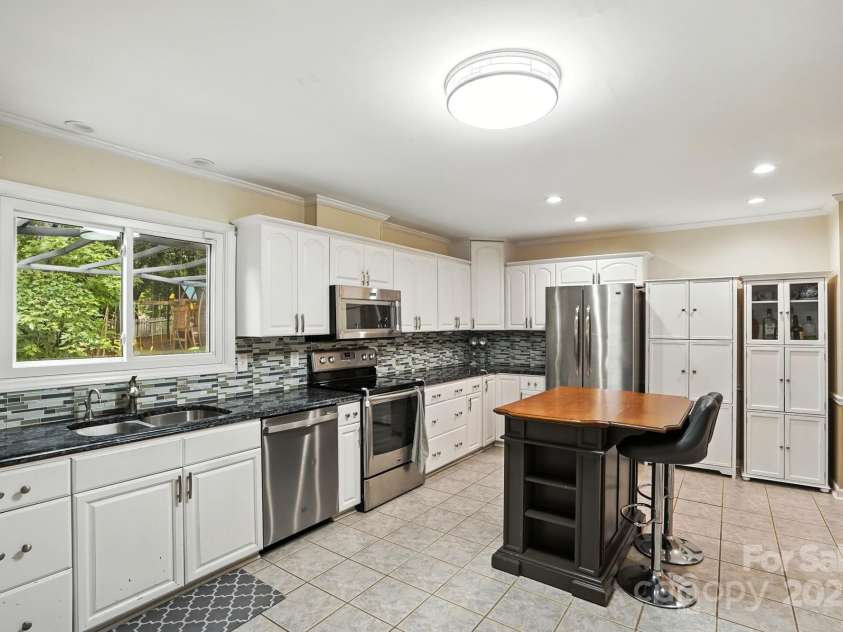 1909 Lawton Bluff Road, Charlotte, NC 28226.  MLS# CAR4291347, YatesRealty ID 31527. 