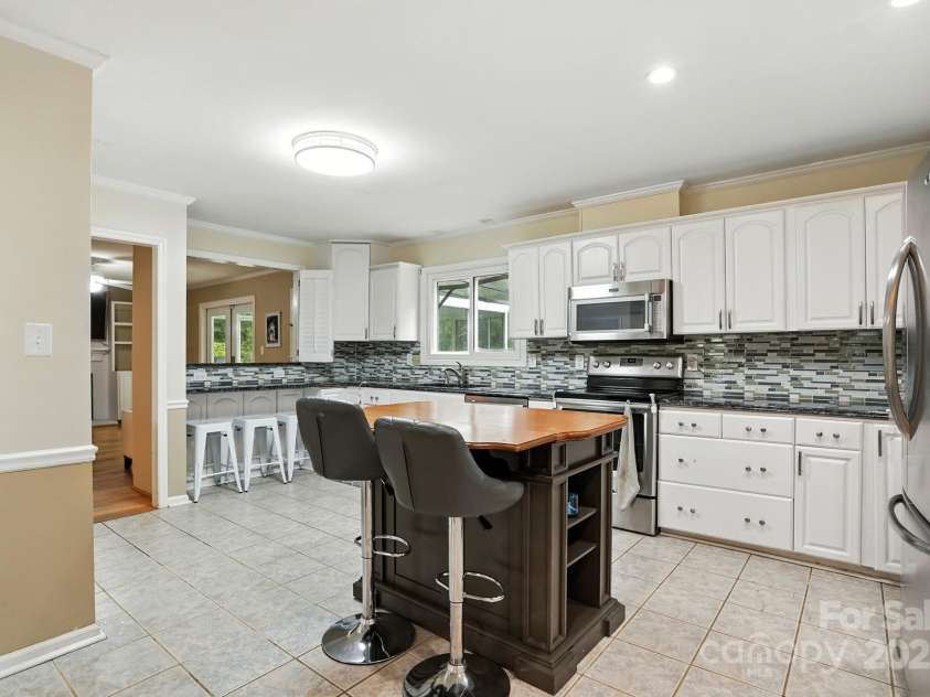 1909 Lawton Bluff Road, Charlotte, NC 28226.  MLS# CAR4291347, YatesRealty ID 31527. 