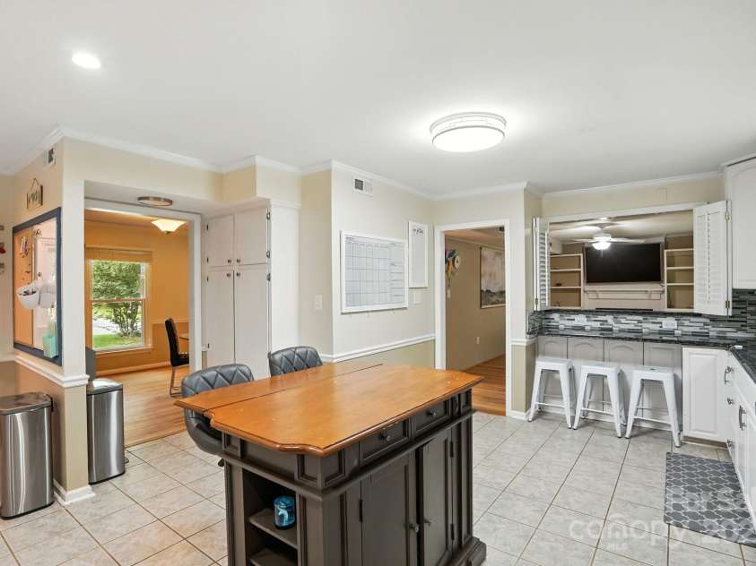 1909 Lawton Bluff Road, Charlotte, NC 28226.  MLS# CAR4291347, YatesRealty ID 31527. 
