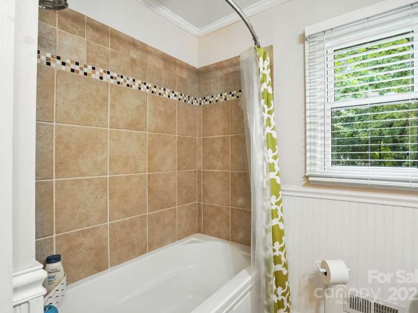 1909 Lawton Bluff Road, Charlotte, NC 28226.  MLS# CAR4291347, YatesRealty ID 31527. 
