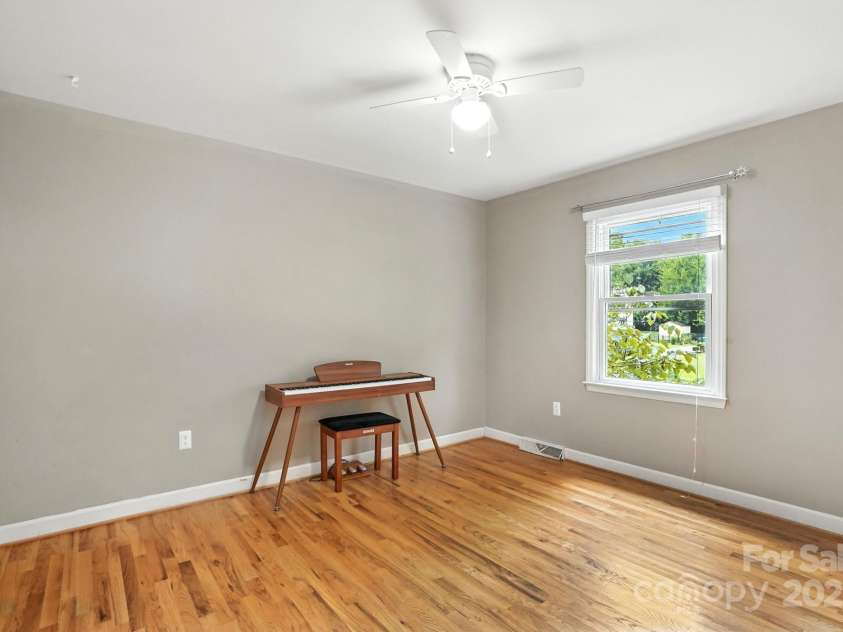 1909 Lawton Bluff Road, Charlotte, NC 28226.  MLS# CAR4291347, YatesRealty ID 31527. 