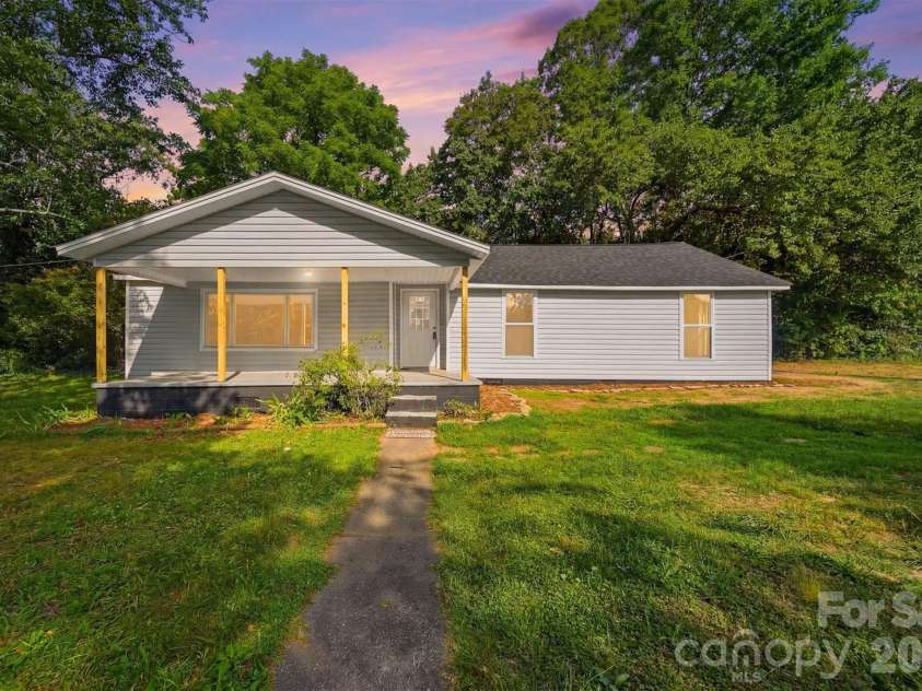 218 33rd Street, Hickory, NC 28602.  MLS# CAR4395459, YatesRealty ID 31530. 