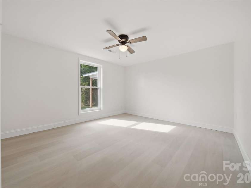 218 33rd Street, Hickory, NC 28602.  MLS# CAR4395459, YatesRealty ID 31530. 