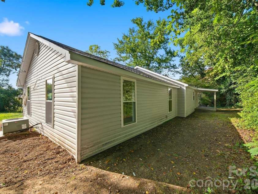 218 33rd Street, Hickory, NC 28602.  MLS# CAR4395459, YatesRealty ID 31530. 