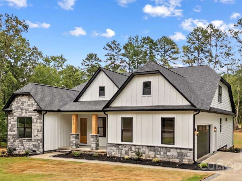 1075 Lake Wright Road, China Grove, NC 28023.  MLS# CAR4278354, YatesRealty ID 31532. Custom 1.5 story on one acre on the Golf Course. (Be sure & watch the video.)