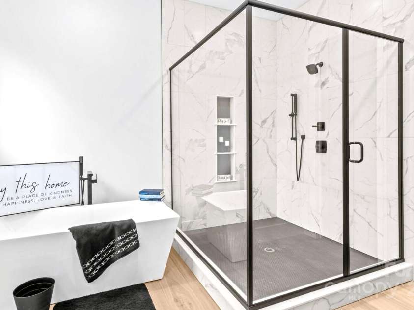 1075 Lake Wright Road, China Grove, NC 28023.  MLS# CAR4278354, YatesRealty ID 31532. Main Bath with large walk in tiled Shower & Roman soaking Tub.