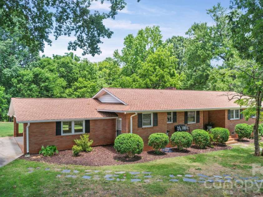 525 Julia Avenue, Belmont, NC 28012.  MLS# CAR4395543, YatesRealty ID 31533. 