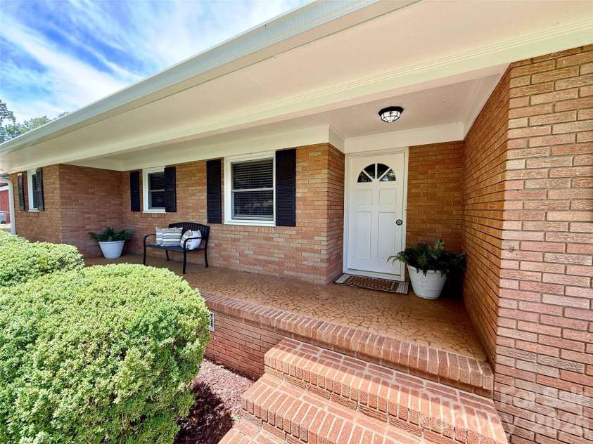 525 Julia Avenue, Belmont, NC 28012.  MLS# CAR4395543, YatesRealty ID 31533. 