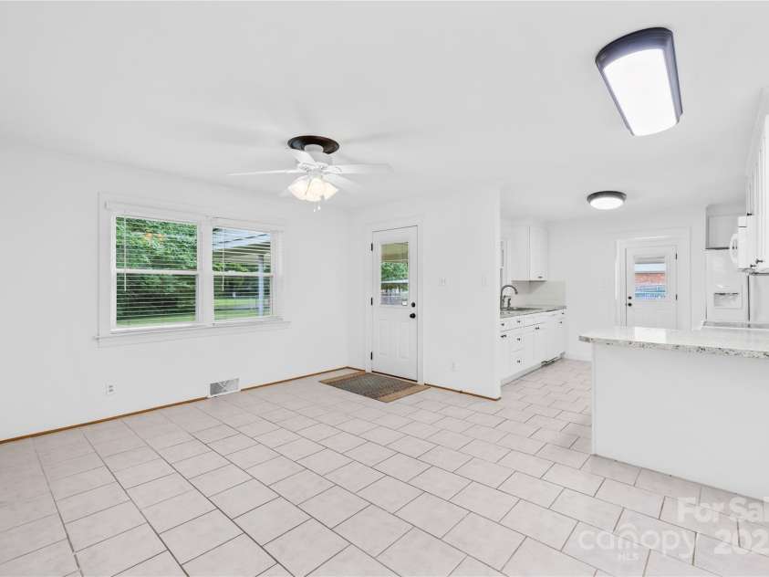 545 Oakland Avenue, Statesville, NC 28677.  MLS# CAR4286469, YatesRealty ID 31533. 