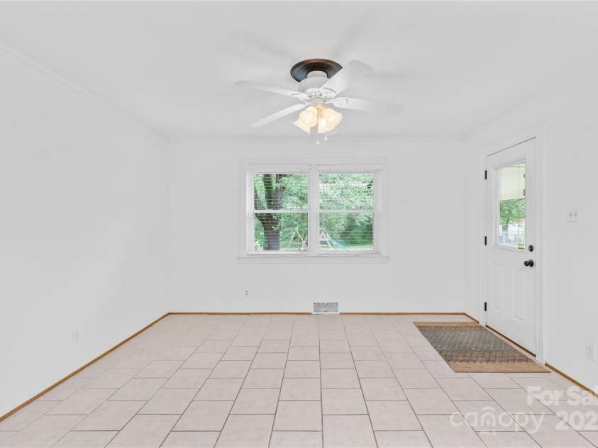 545 Oakland Avenue, Statesville, NC 28677.  MLS# CAR4286469, YatesRealty ID 31533. 