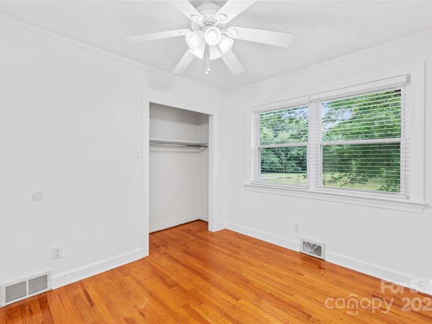 545 Oakland Avenue, Statesville, NC 28677.  MLS# CAR4286469, YatesRealty ID 31533. 